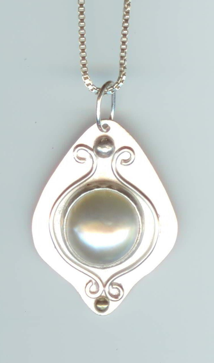 Fine mabe pearl pendant